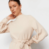 Beige Elegante Damesjurk met Riem en Hoge Hals 1 Elegante Beige Damesjurk met Riem