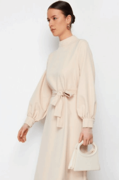 Trendy Online Winkel met Selectie van Unieke Items 89 Elegante Beige Damesjurk met Riem